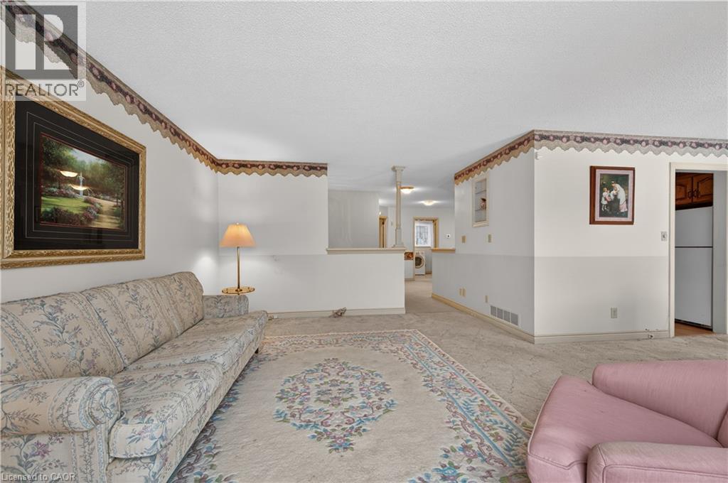 4 Hunter Road, Grimsby, ON - Indoor Photo Showing Living Room