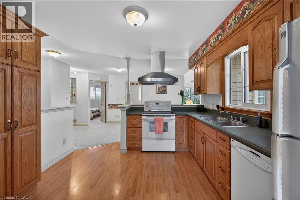 4 Hunter Road, Grimsby, ON - Indoor Photo Showing Kitchen With Double Sink