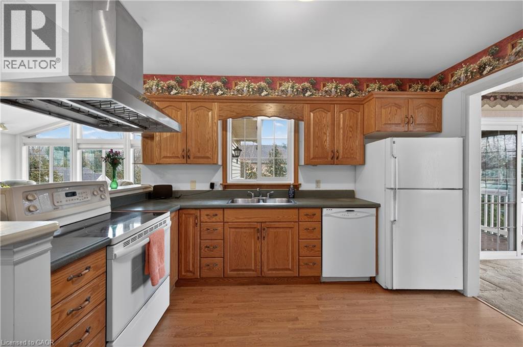 4 Hunter Road, Grimsby, ON - Indoor Photo Showing Kitchen With Double Sink