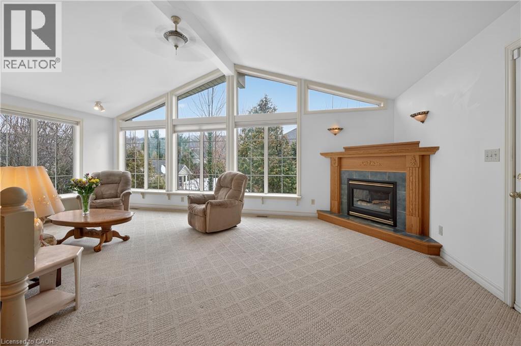 4 Hunter Road, Grimsby, ON - Indoor Photo Showing Living Room With Fireplace