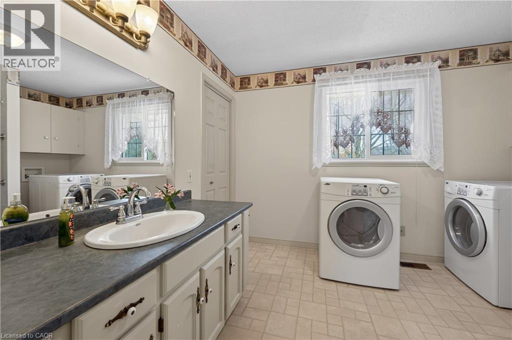 4 Hunter Road, Grimsby, ON - Indoor Photo Showing Laundry Room