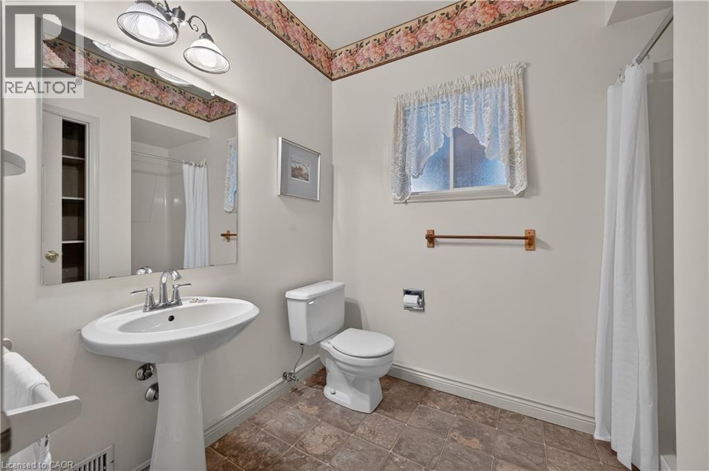 4 Hunter Road, Grimsby, ON - Indoor Photo Showing Bathroom