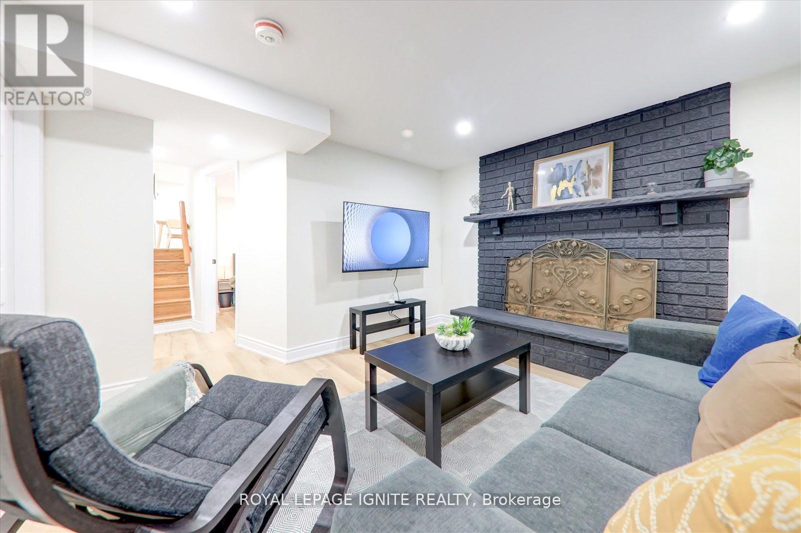 4023 Bishopstoke Lane, Mississauga, ON - Indoor Photo Showing Living Room With Fireplace