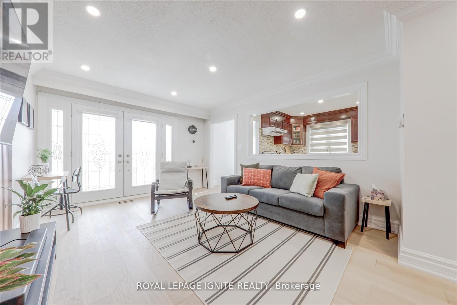 4023 Bishopstoke Lane, Mississauga, ON - Indoor Photo Showing Living Room