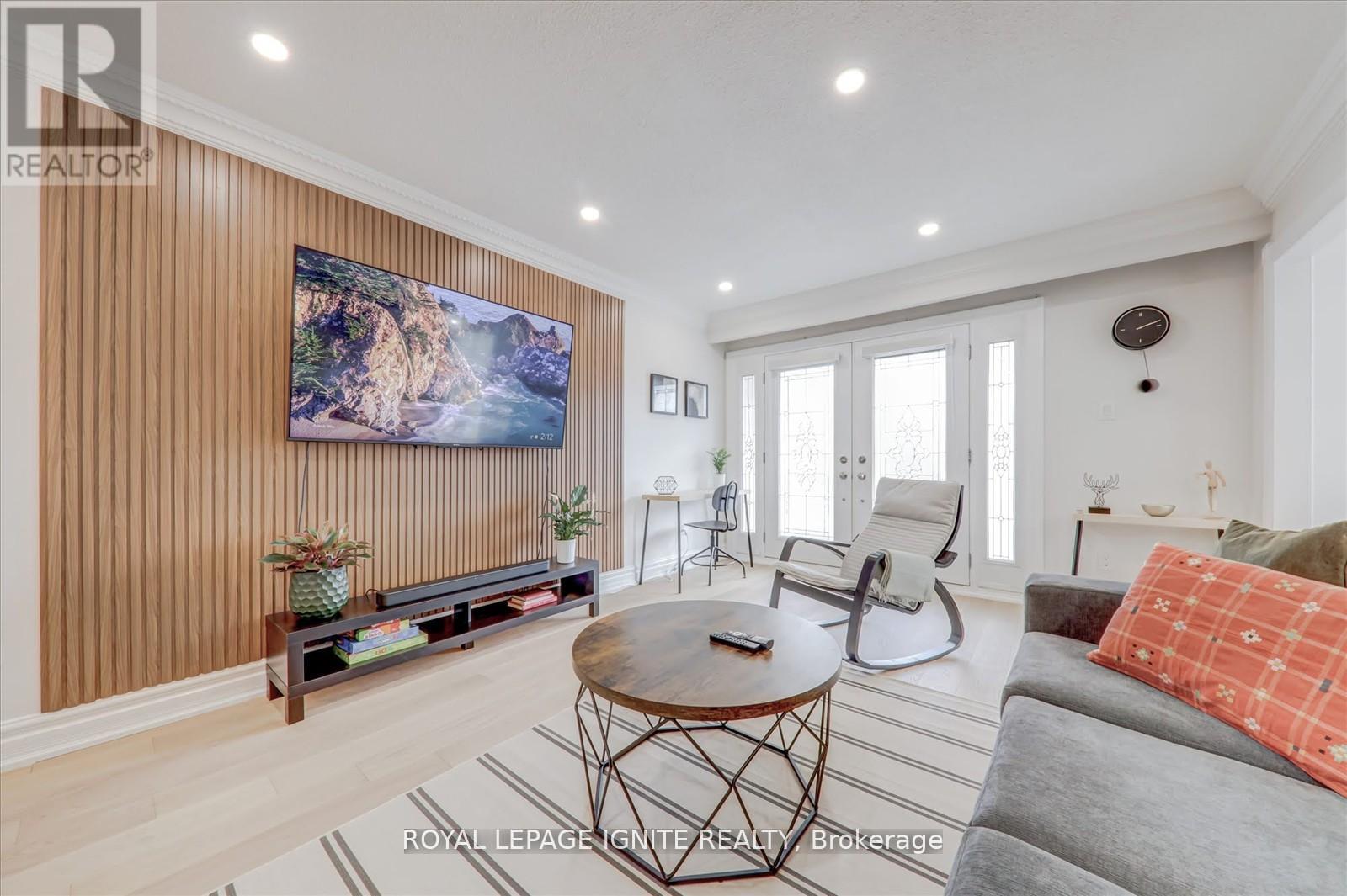 4023 Bishopstoke Lane, Mississauga, ON - Indoor Photo Showing Living Room