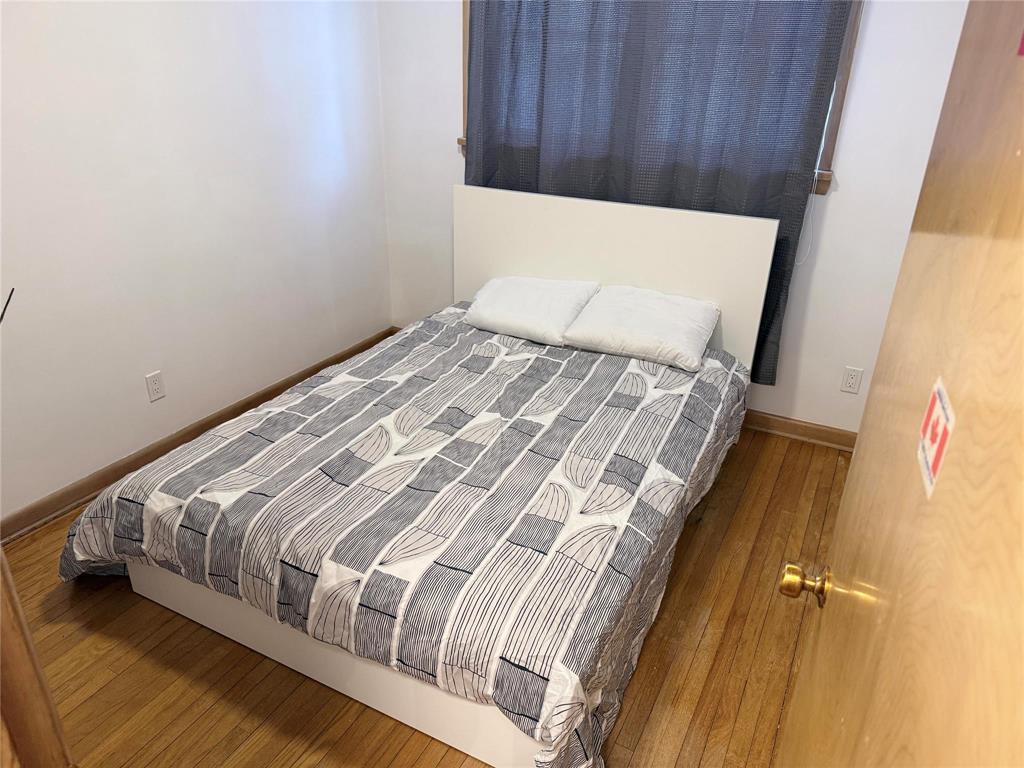 656 Renfrew Street, Winnipeg, MB - Indoor Photo Showing Bedroom