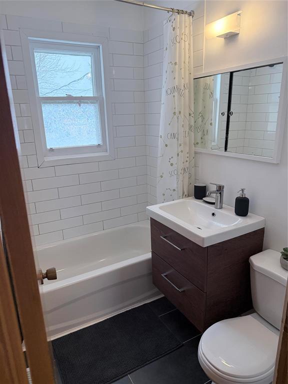 656 Renfrew Street, Winnipeg, MB - Indoor Photo Showing Bathroom