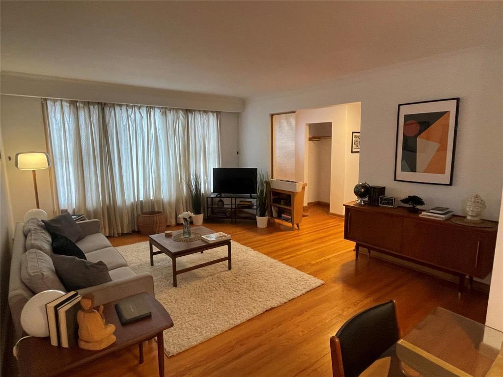 656 Renfrew Street, Winnipeg, MB - Indoor Photo Showing Living Room