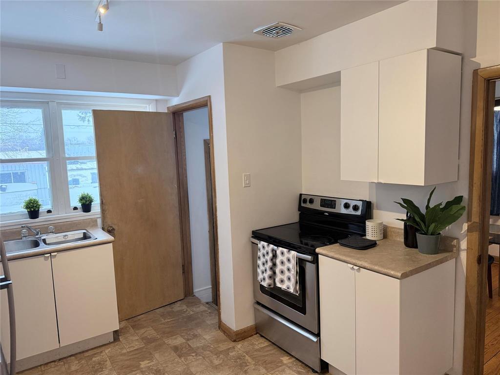 656 Renfrew Street, Winnipeg, MB - Indoor Photo Showing Kitchen With Double Sink