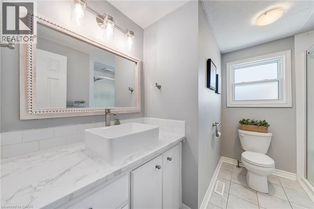 23 Bismark Drive, Cambridge, ON - Indoor Photo Showing Bathroom