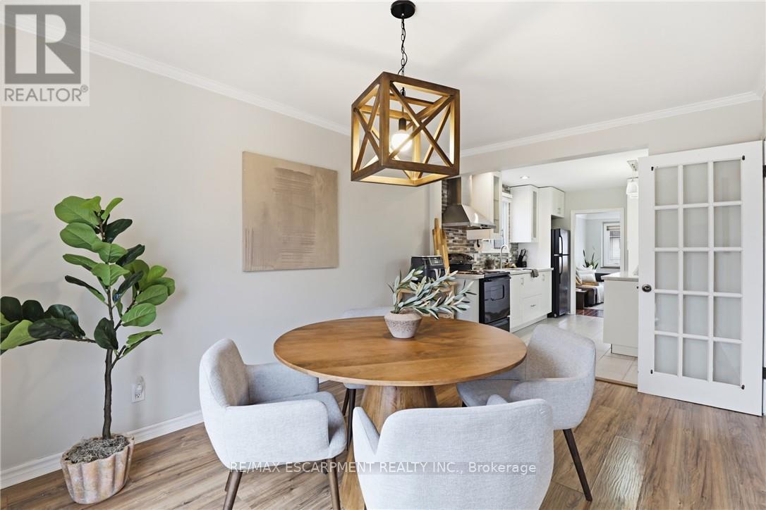 32 Audrey Street, Hamilton, ON - Indoor Photo Showing Dining Room