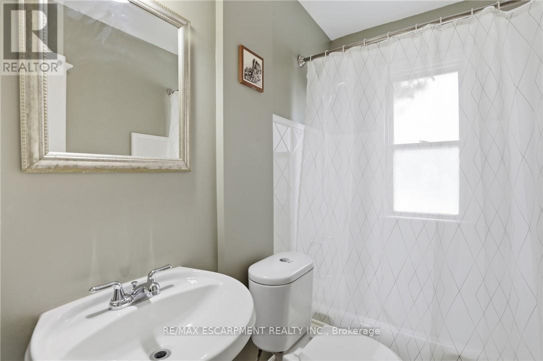 32 Audrey Street, Hamilton, ON - Indoor Photo Showing Bathroom