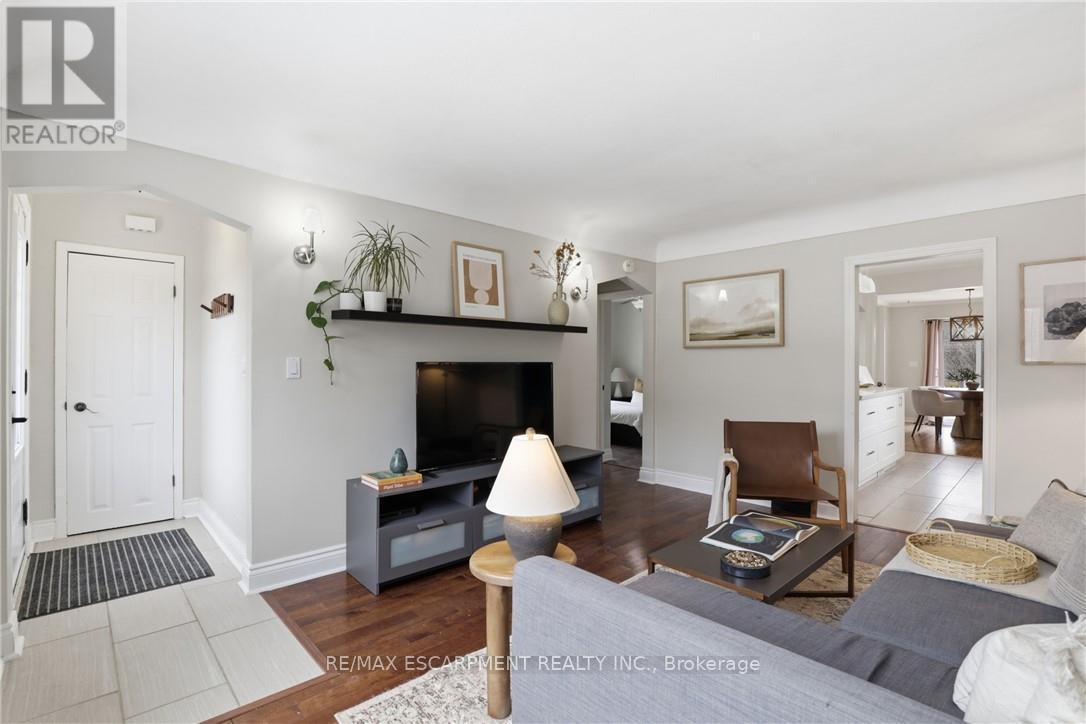 32 Audrey Street, Hamilton, ON - Indoor Photo Showing Living Room