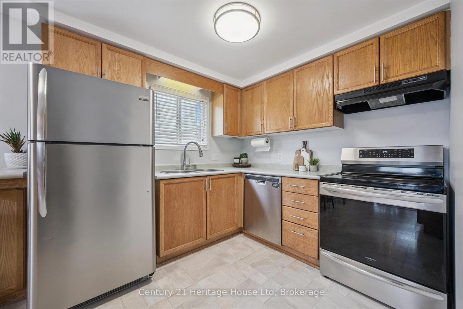 425 Misty Crescent, Kitchener, ON - Indoor Photo Showing Kitchen