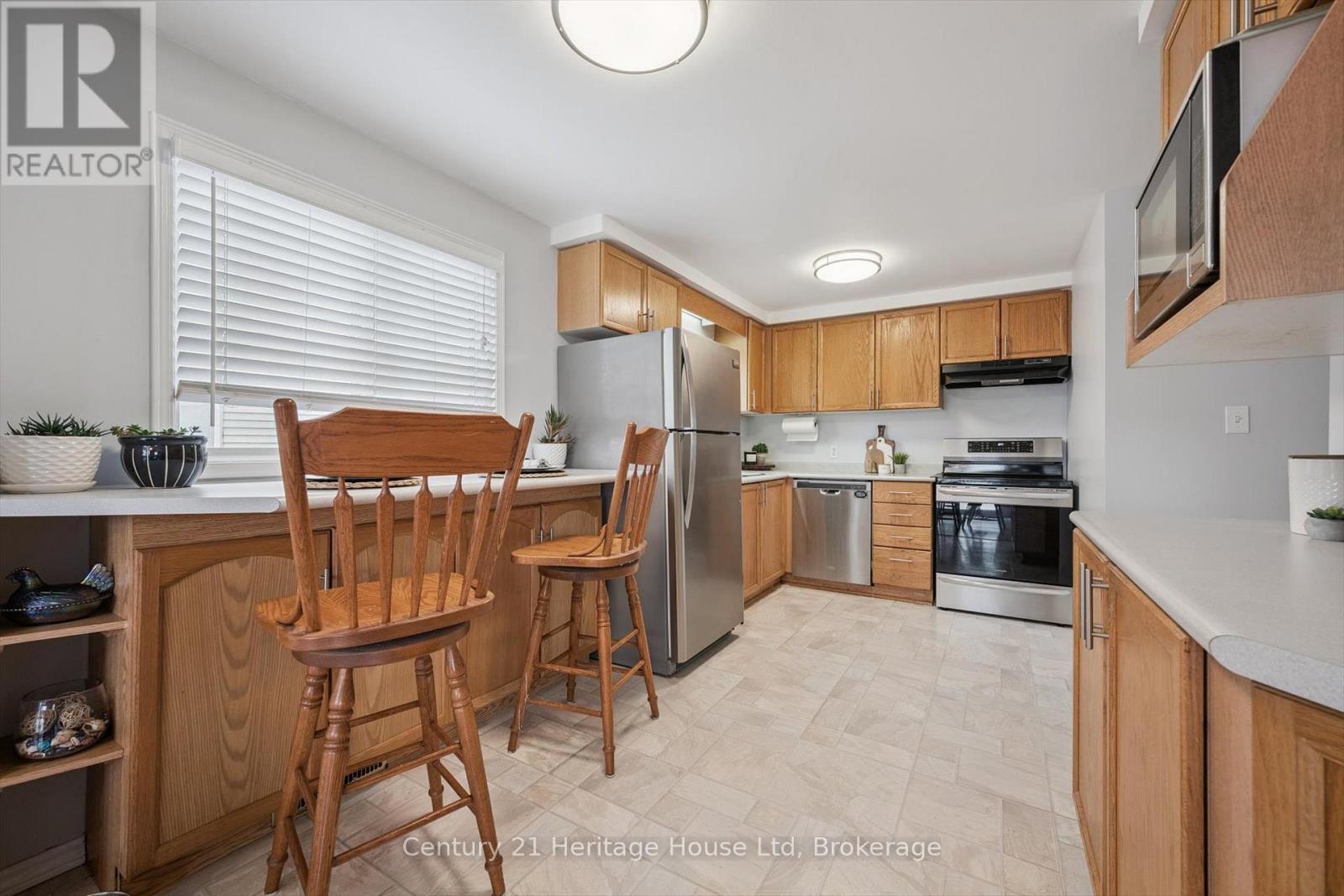 425 Misty Crescent, Kitchener, ON - Indoor Photo Showing Kitchen