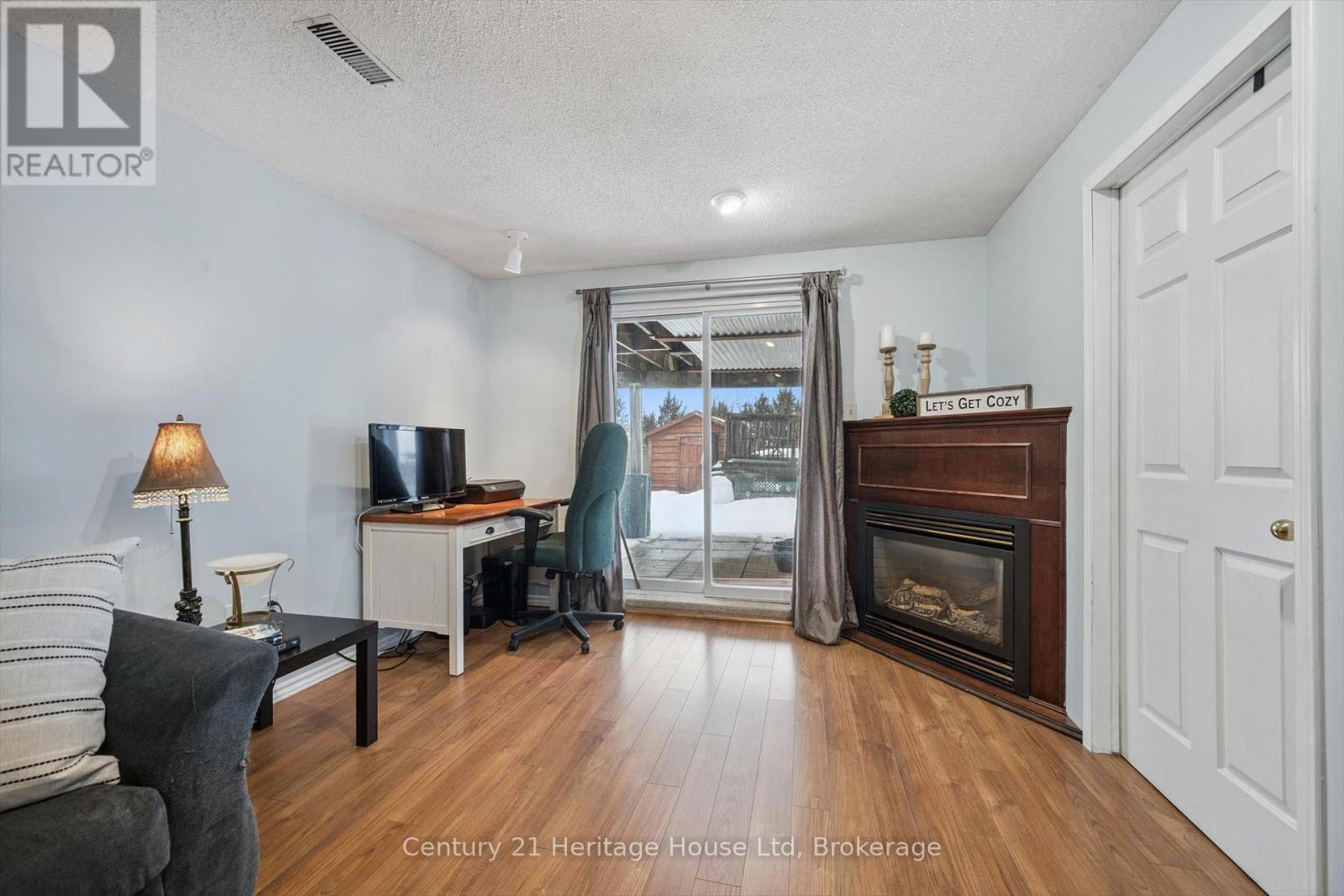 425 Misty Crescent, Kitchener, ON - Indoor Photo Showing Living Room With Fireplace
