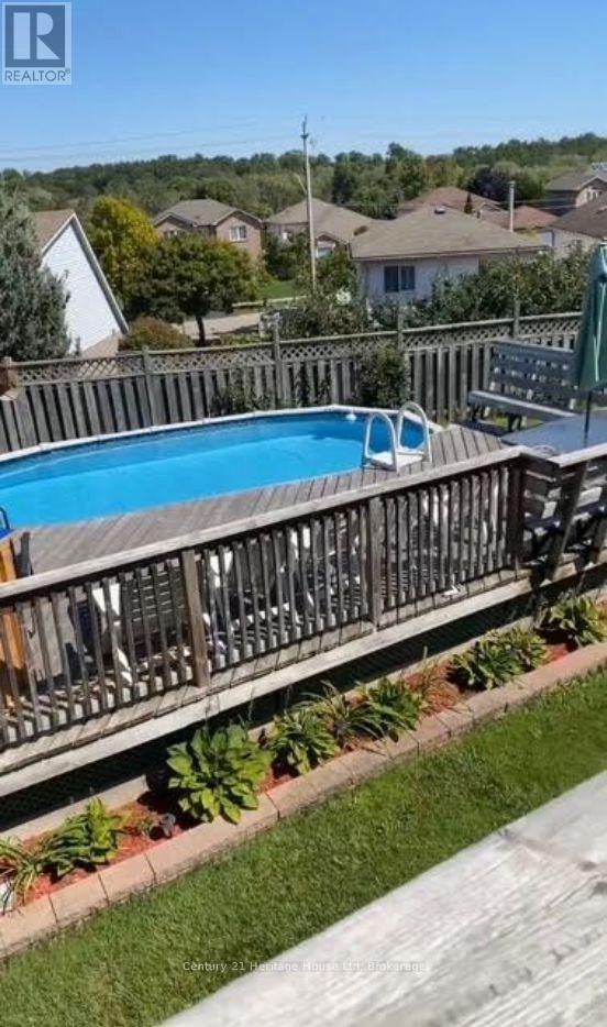 425 Misty Crescent, Kitchener, ON - Outdoor With Above Ground Pool