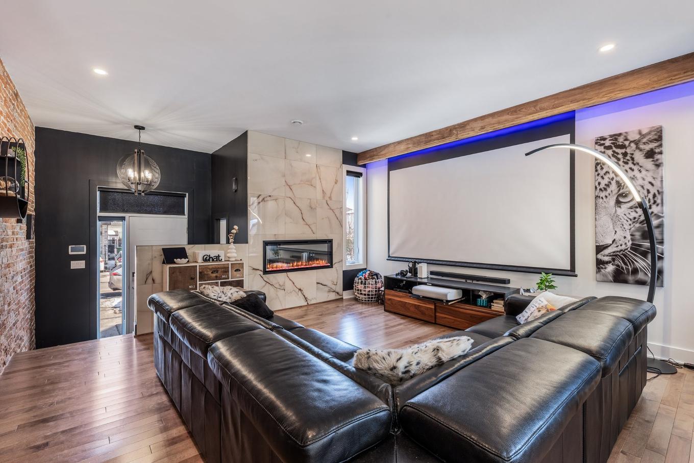 Living room - 620 Rue Victor-Bourgeau, Saint-Jean-Sur-Richelieu, QC - Indoor With Fireplace