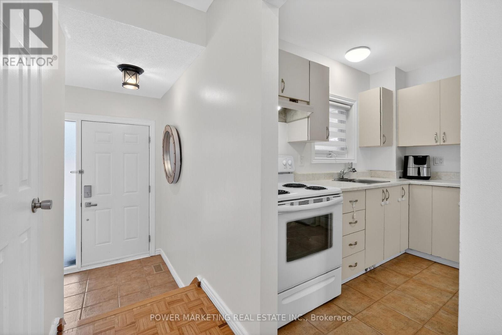 104 Bannerhill, Ottawa, ON - Indoor Photo Showing Kitchen
