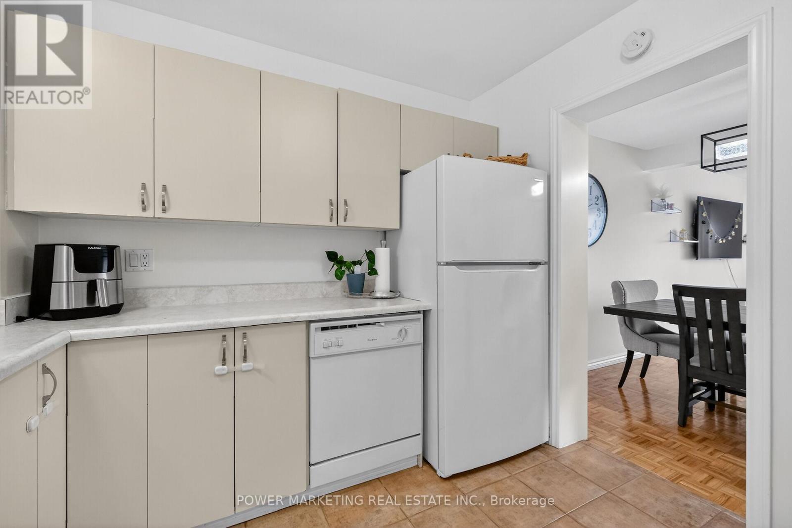 104 Bannerhill, Ottawa, ON - Indoor Photo Showing Kitchen