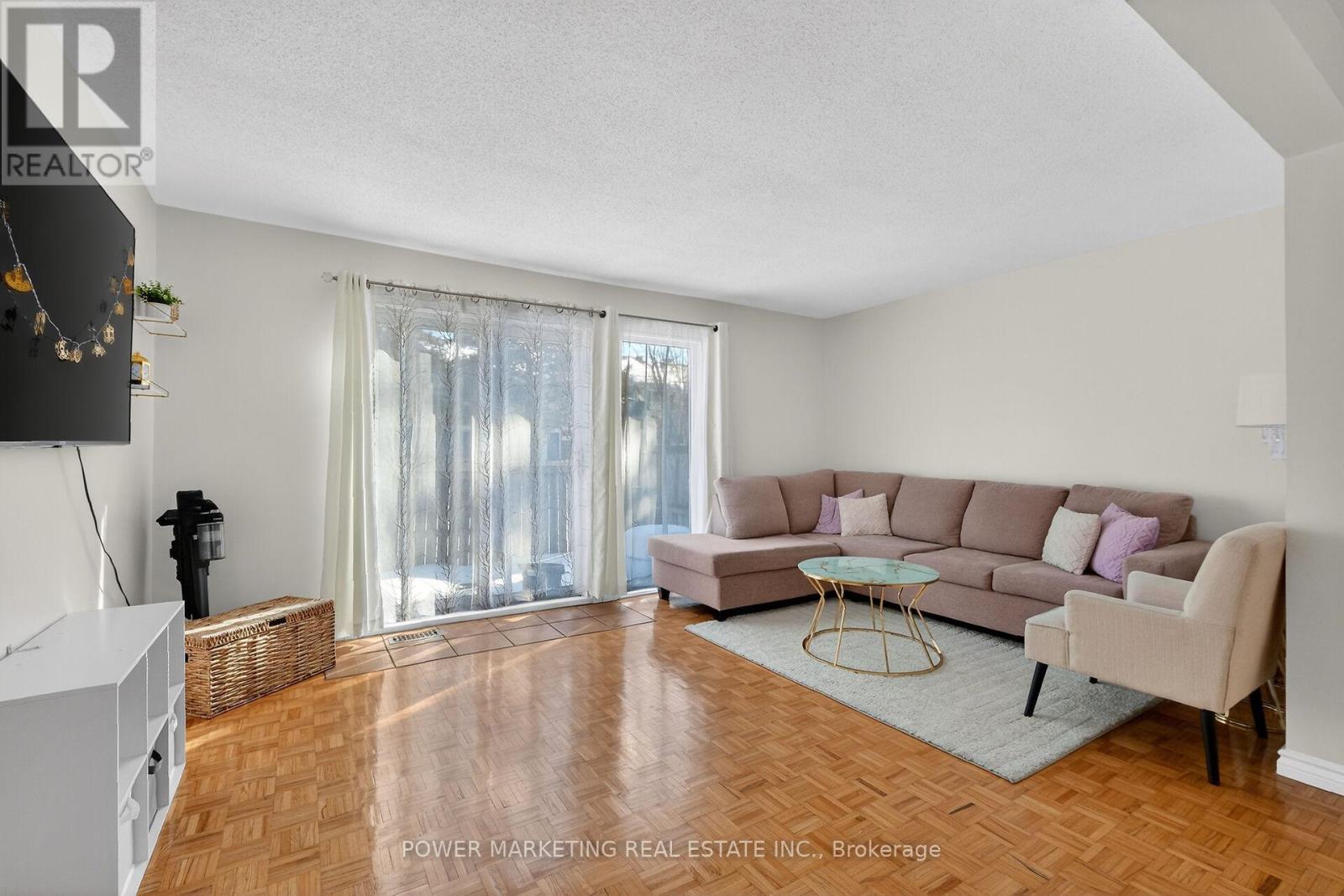 104 Bannerhill, Ottawa, ON - Indoor Photo Showing Living Room