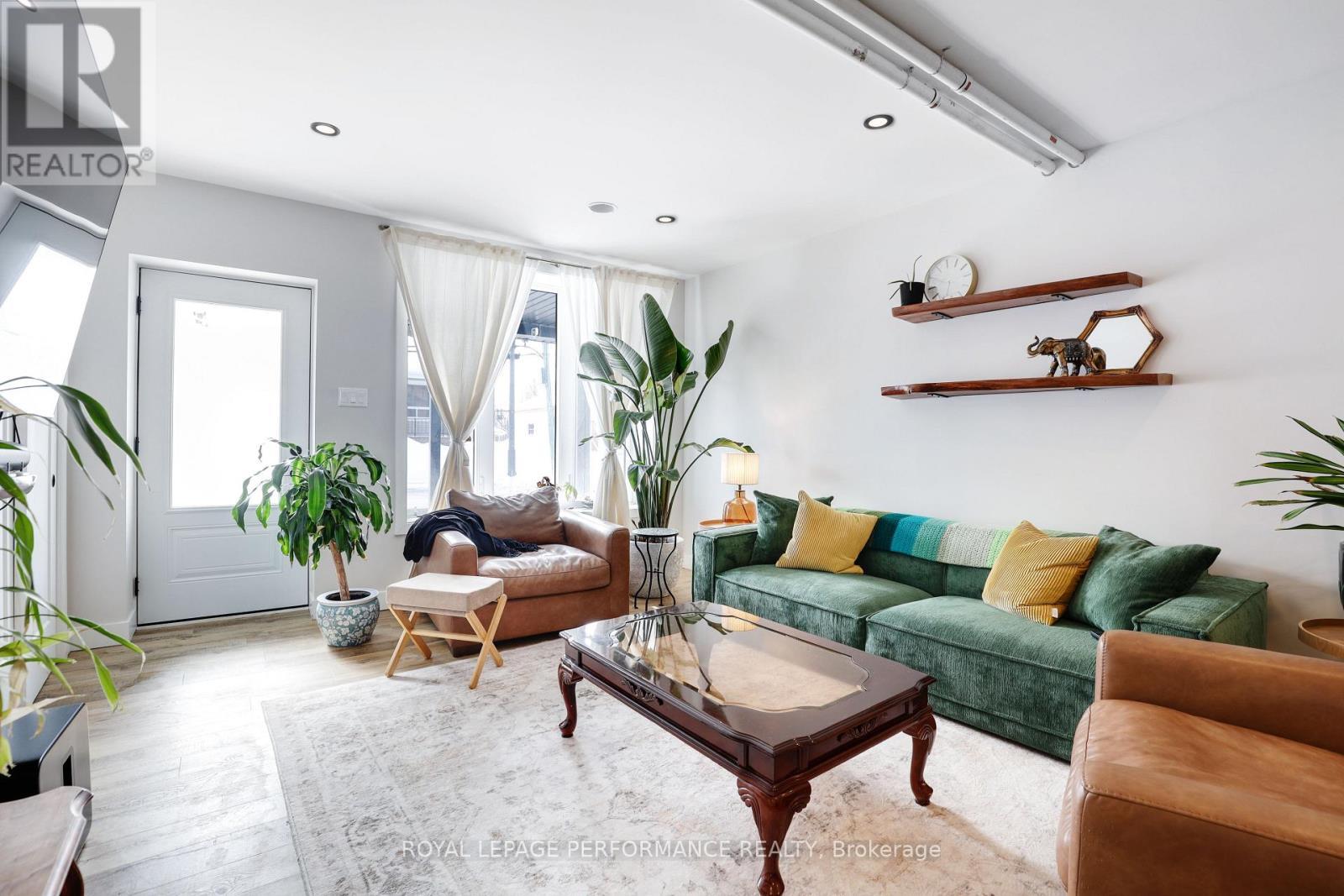 2061 Lajoie Street, Alfred And Plantagenet, ON - Indoor Photo Showing Living Room