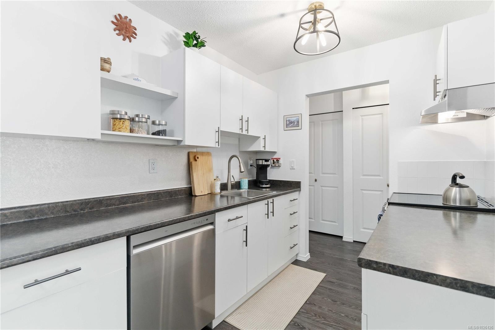 308-3225 Eldon Pl, Saanich, BC - Indoor Photo Showing Kitchen
