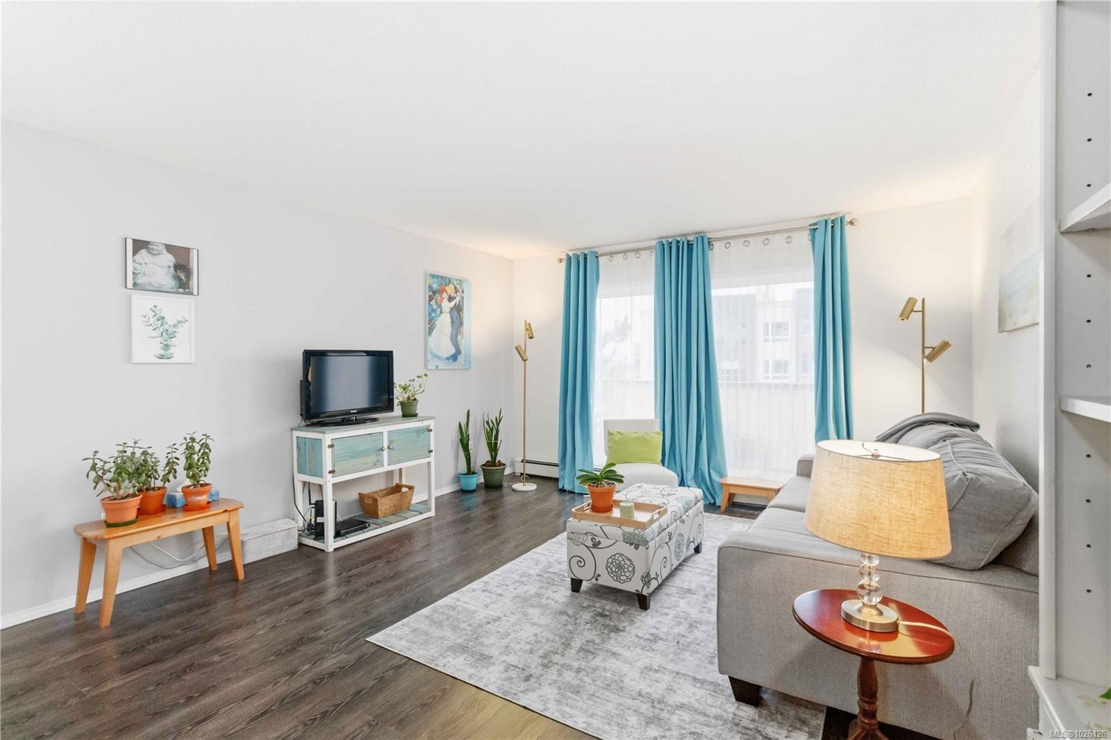 308-3225 Eldon Pl, Saanich, BC - Indoor Photo Showing Living Room