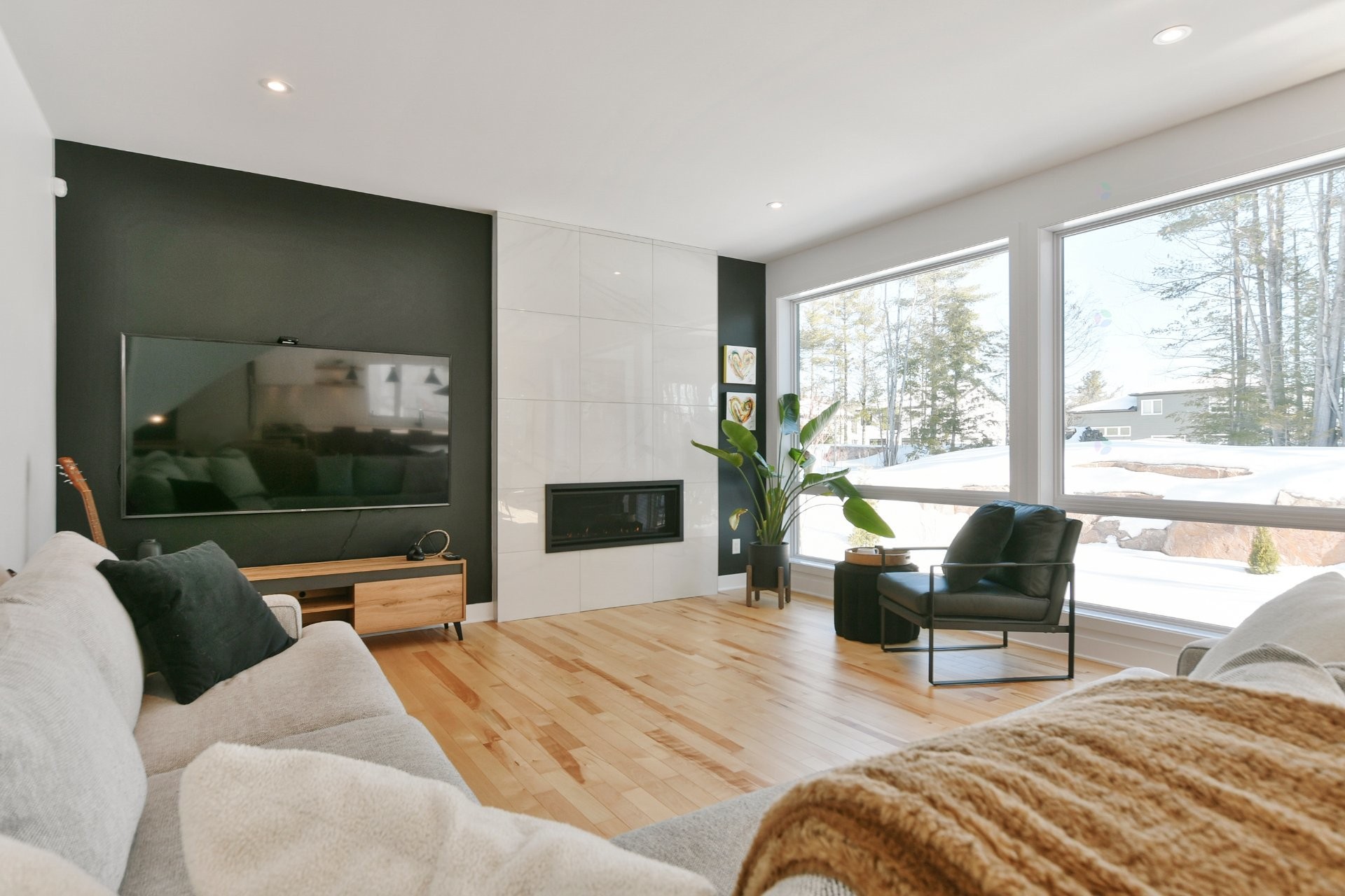 Salle familiale - 17085 Rue Du Corail, Mirabel, QC - Indoor Photo Showing Living Room With Fireplace