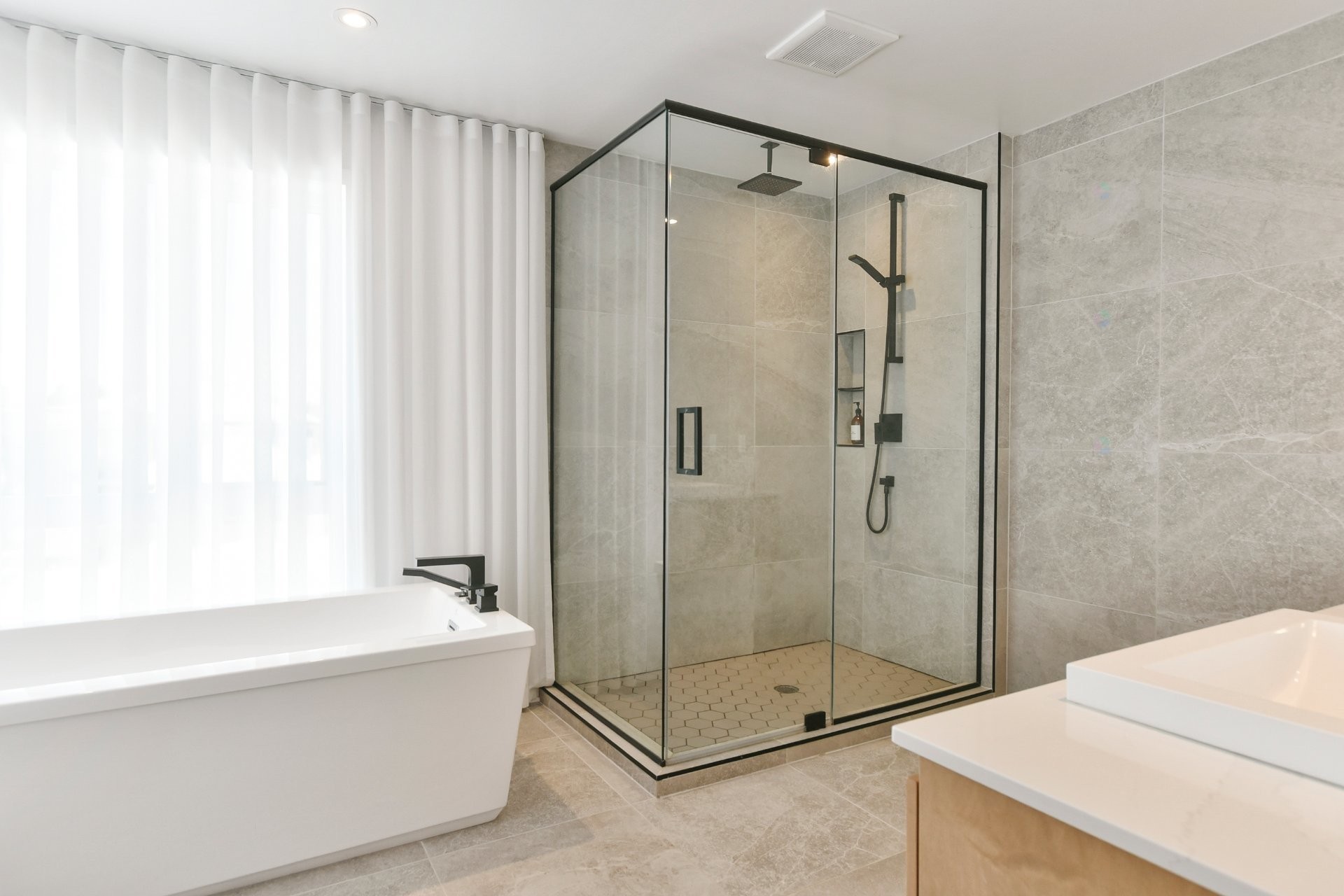 Salle de bains attenante à la CCP - 17085 Rue Du Corail, Mirabel, QC - Indoor Photo Showing Bathroom