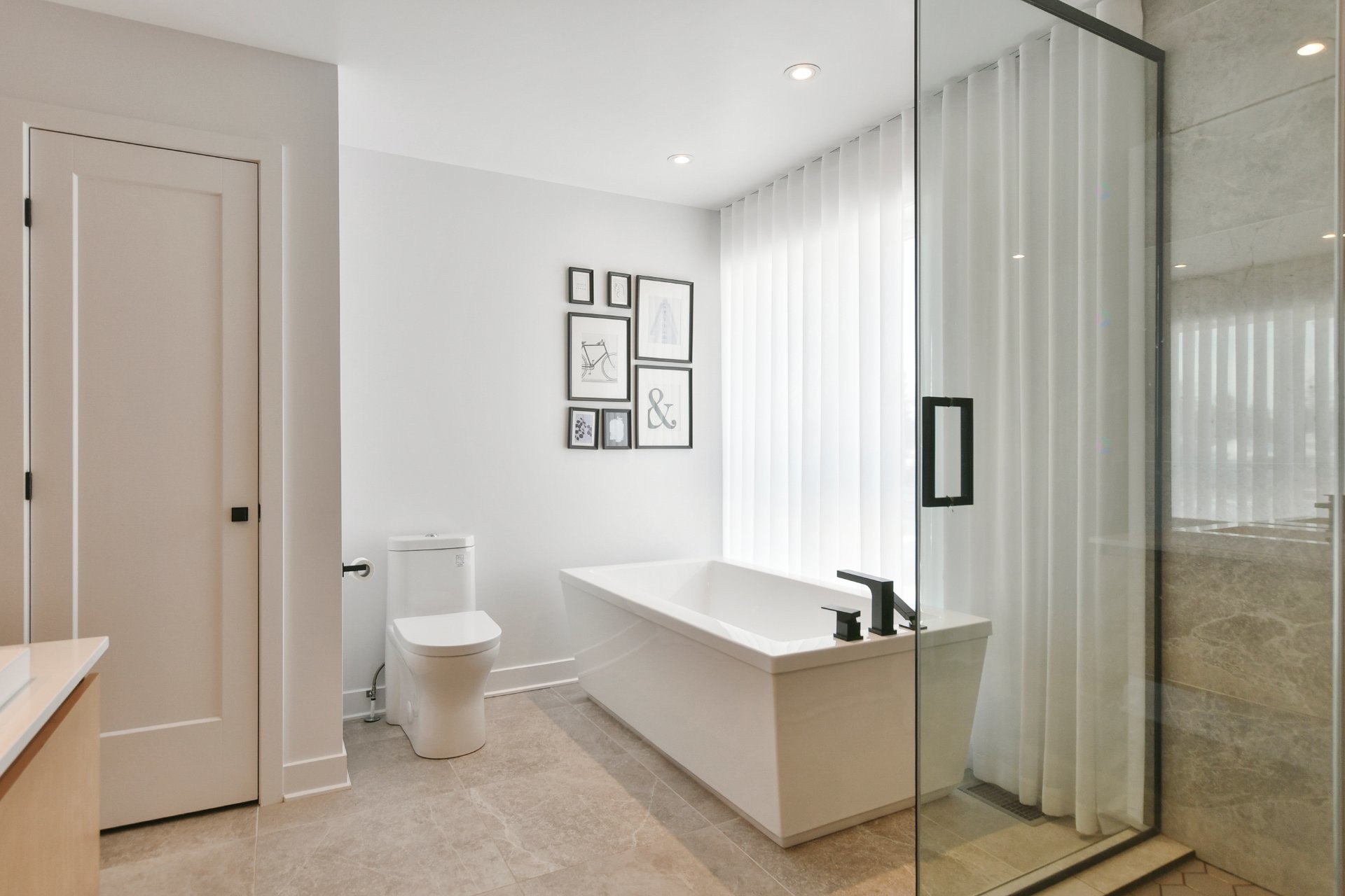 Salle de bains attenante à la CCP - 17085 Rue Du Corail, Mirabel, QC - Indoor Photo Showing Bathroom