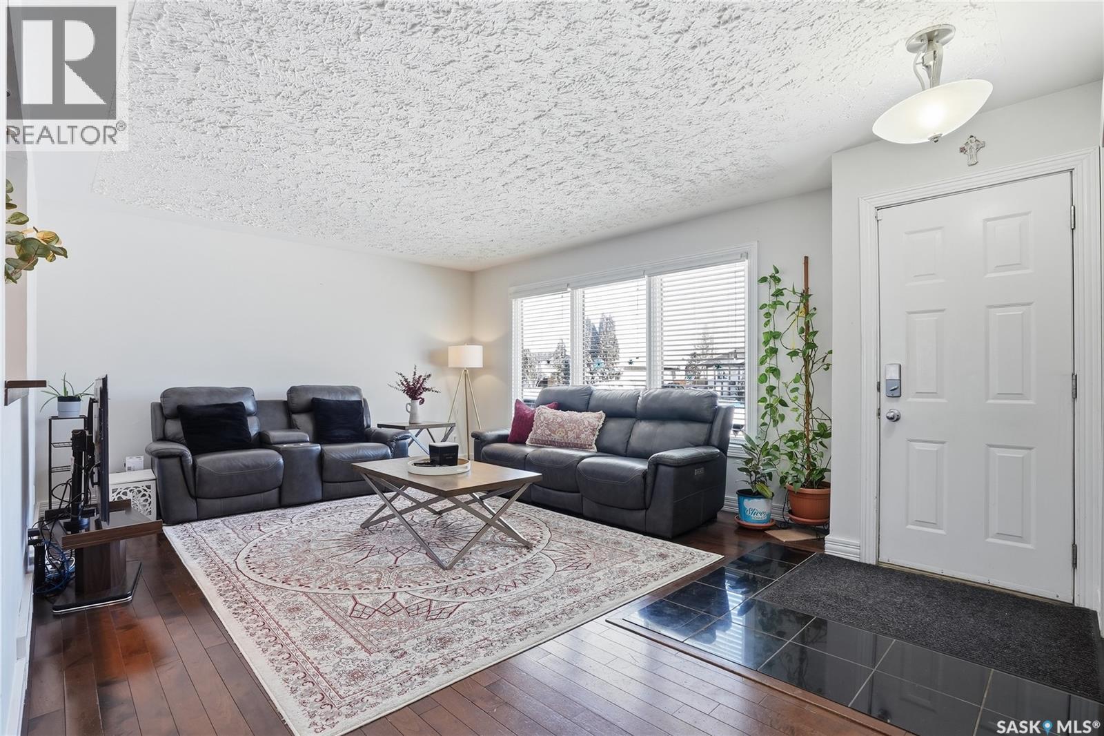 57 Moncton Place, Saskatoon, SK - Indoor Photo Showing Living Room