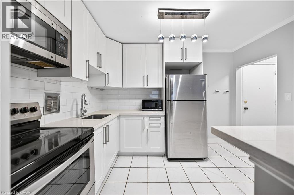 237 Mohawk Road E Unit# 10, Hamilton, ON - Indoor Photo Showing Kitchen