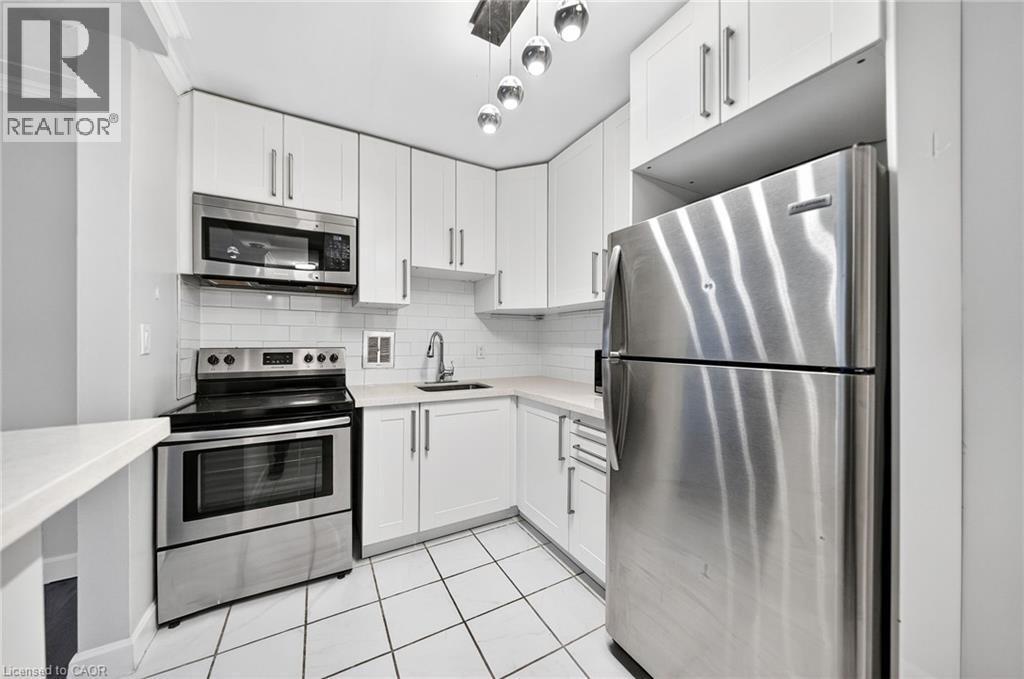 237 Mohawk Road E Unit# 10, Hamilton, ON - Indoor Photo Showing Kitchen With Upgraded Kitchen