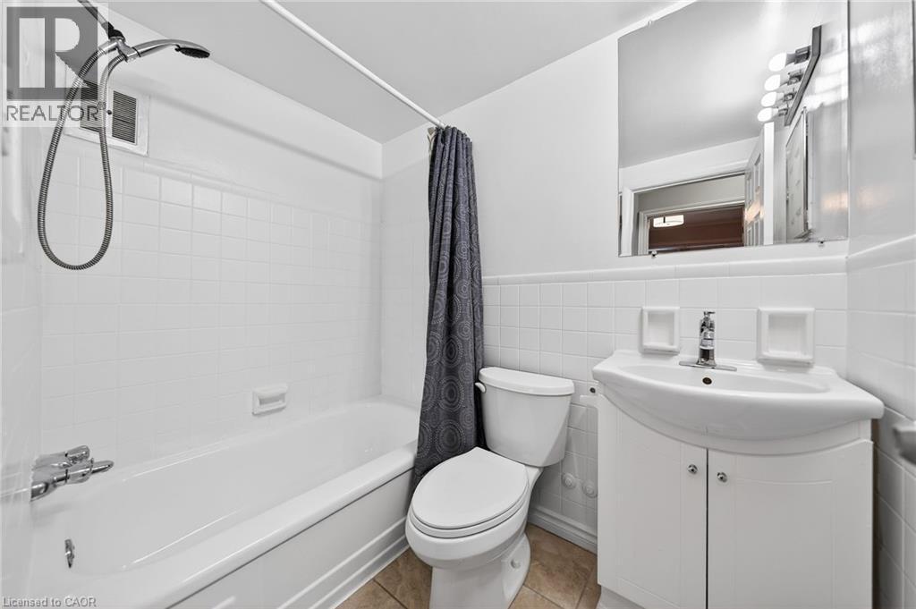 237 Mohawk Road E Unit# 8, Hamilton, ON - Indoor Photo Showing Bathroom