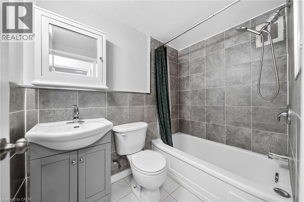 237 Mohawk Road E Unit# 7, Hamilton, ON - Indoor Photo Showing Bathroom