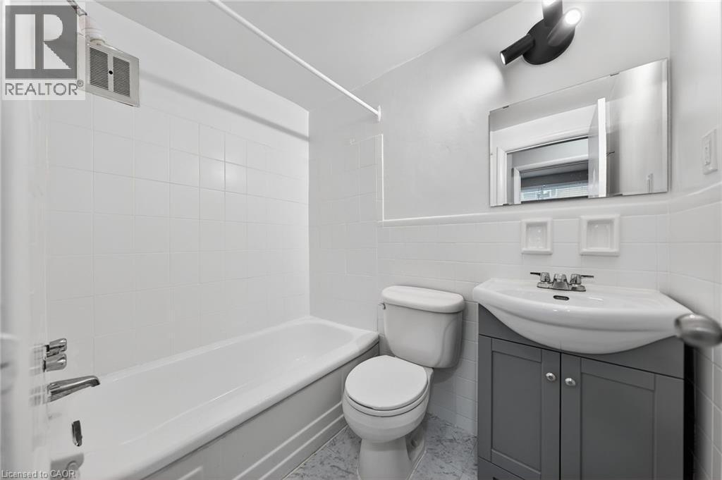 237 Mohawk Road E Unit# 5, Hamilton, ON - Indoor Photo Showing Bathroom