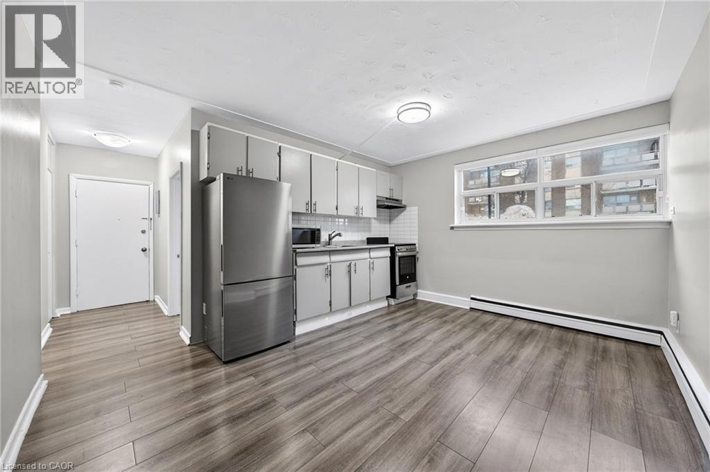 237 Mohawk Road E Unit# 5, Hamilton, ON - Indoor Photo Showing Kitchen