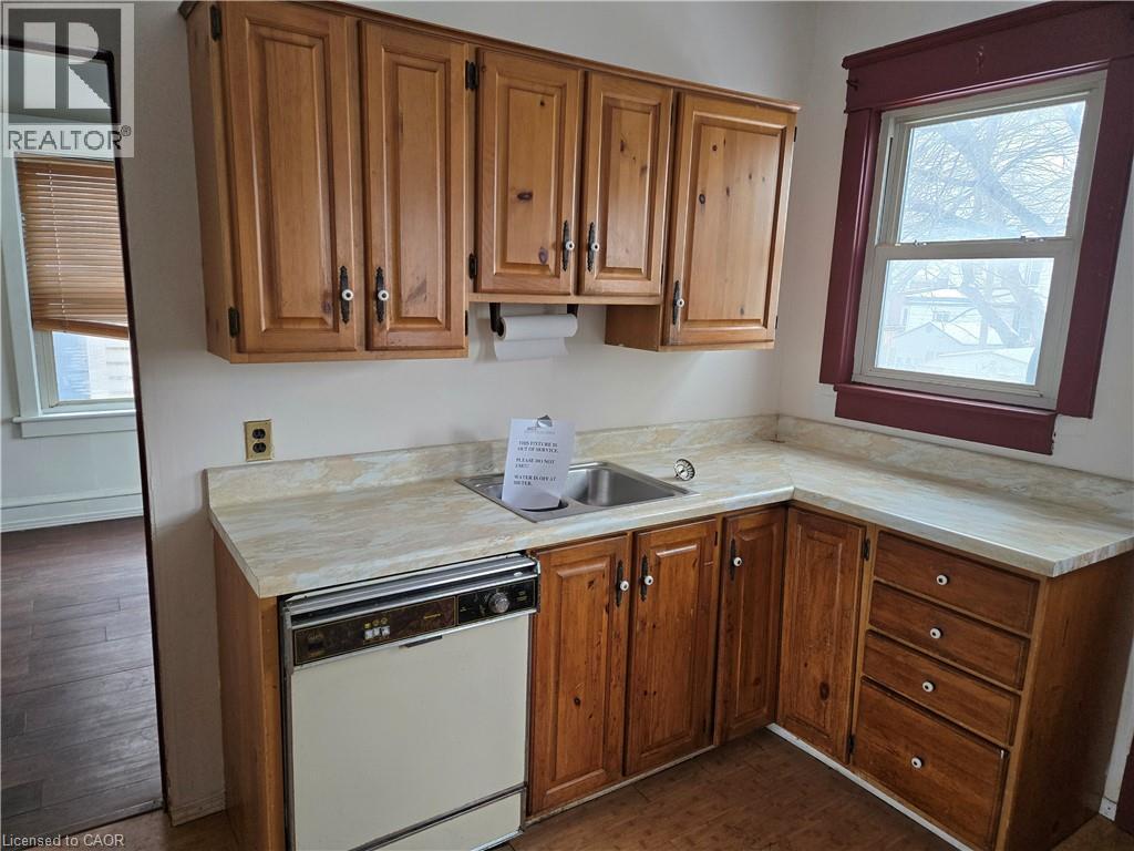 111 Park Row N, Hamilton, ON - Indoor Photo Showing Kitchen