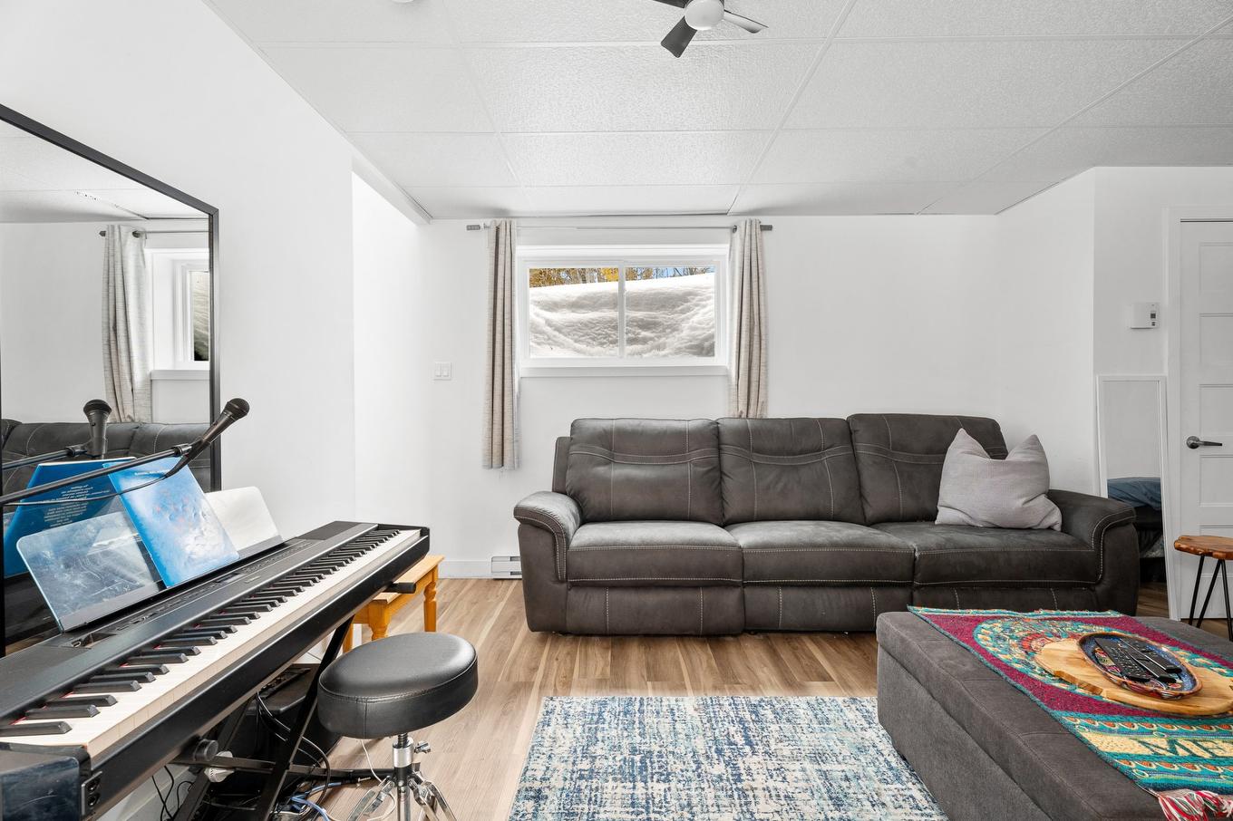 Living room - 7 Av. Du Parc, Gore, QC - Indoor Photo Showing Living Room