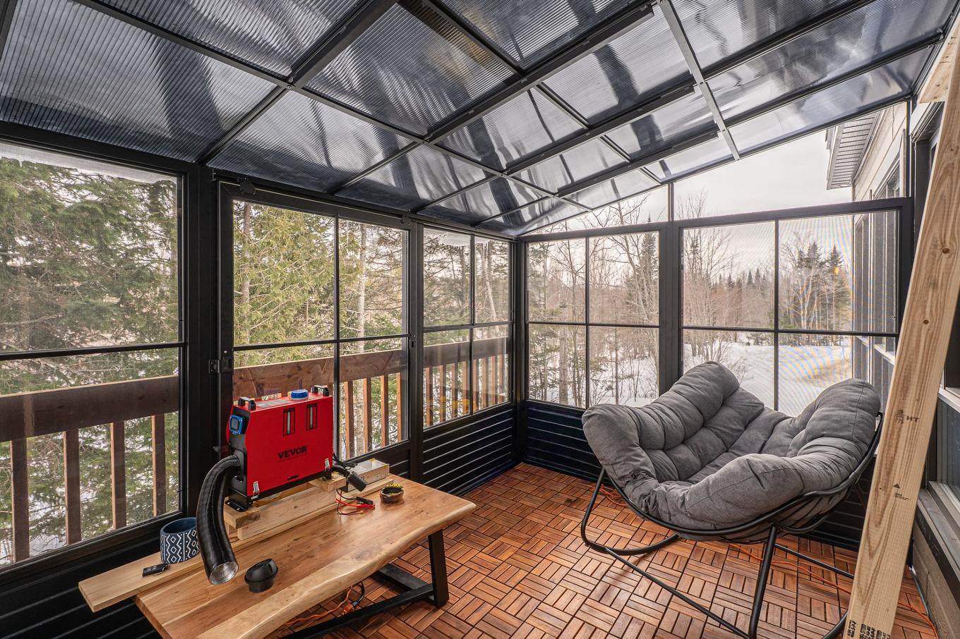 Veranda - 7 Av. Du Parc, Gore, QC - Indoor Photo Showing Other Room