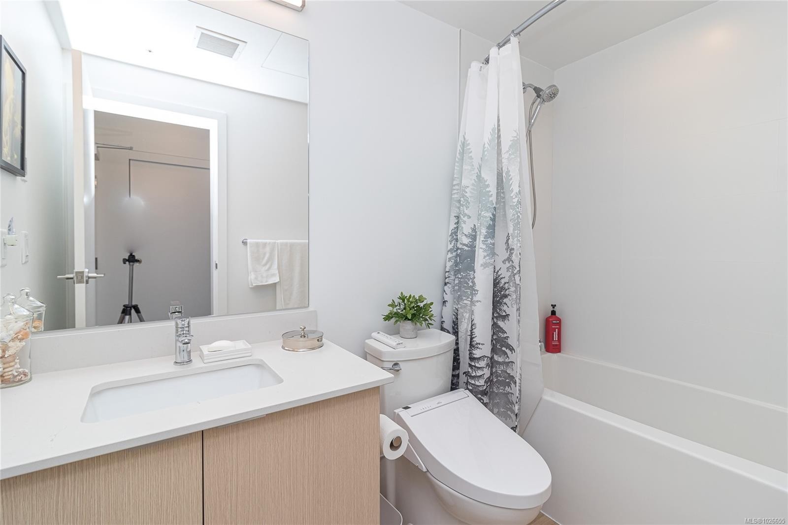 616-1115 Johnson St, Victoria, BC - Indoor Photo Showing Bathroom