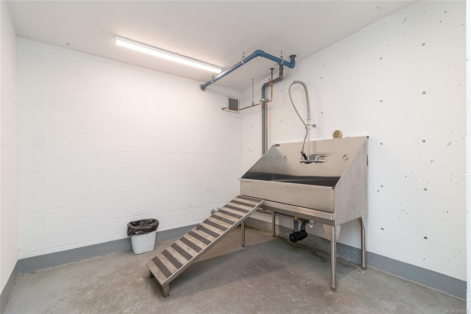 616-1115 Johnson St, Victoria, BC - Indoor Photo Showing Garage