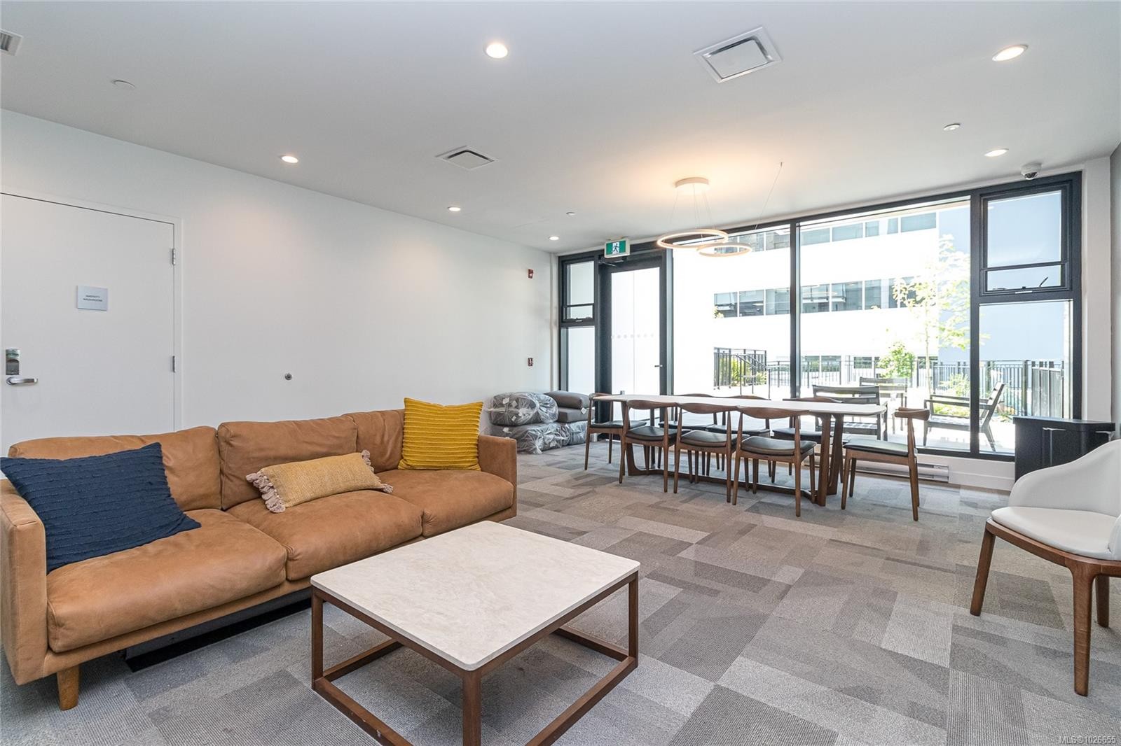 616-1115 Johnson St, Victoria, BC - Indoor Photo Showing Living Room