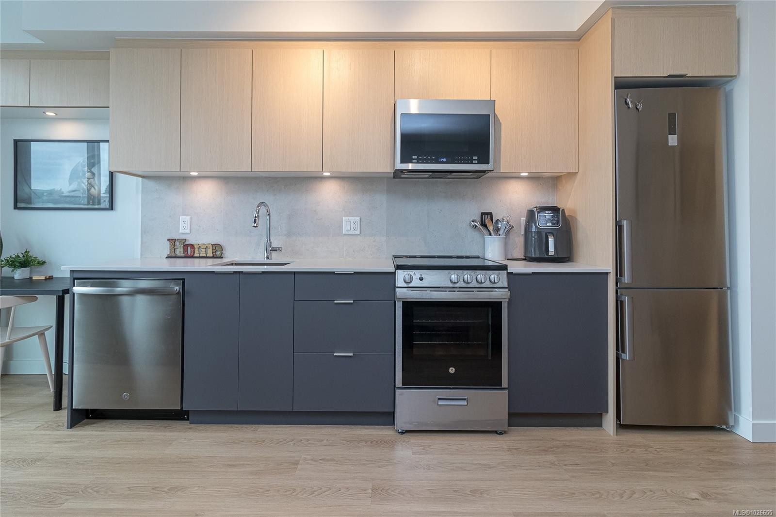 616-1115 Johnson St, Victoria, BC - Indoor Photo Showing Kitchen