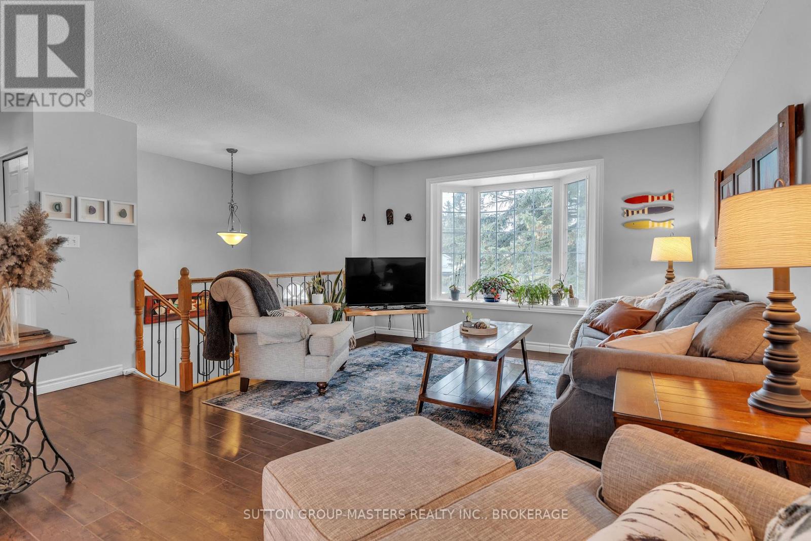 156 Pruyn Crescent, Loyalist (Bath), ON - Indoor Photo Showing Living Room