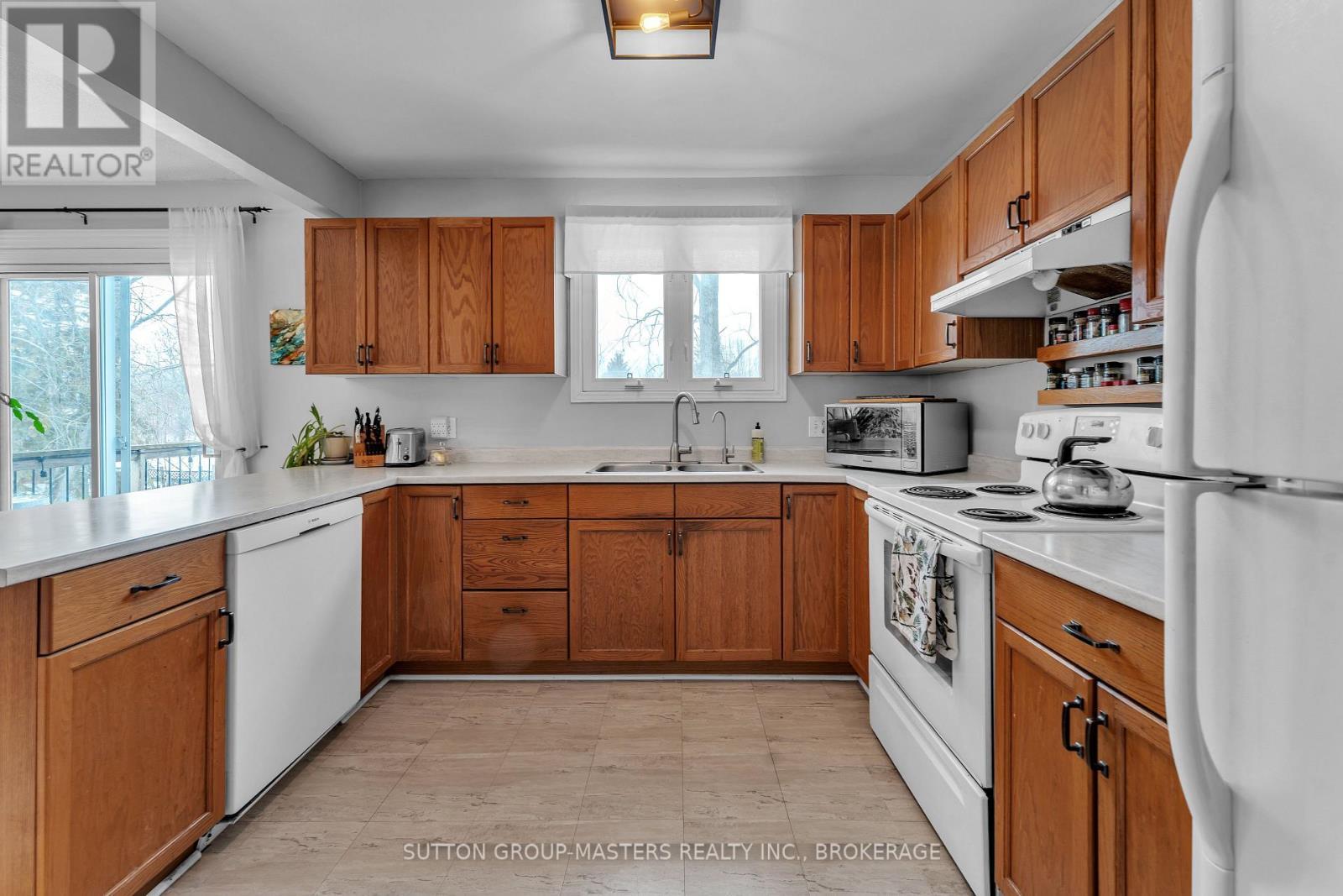 156 Pruyn Crescent, Loyalist (Bath), ON - Indoor Photo Showing Kitchen With Double Sink