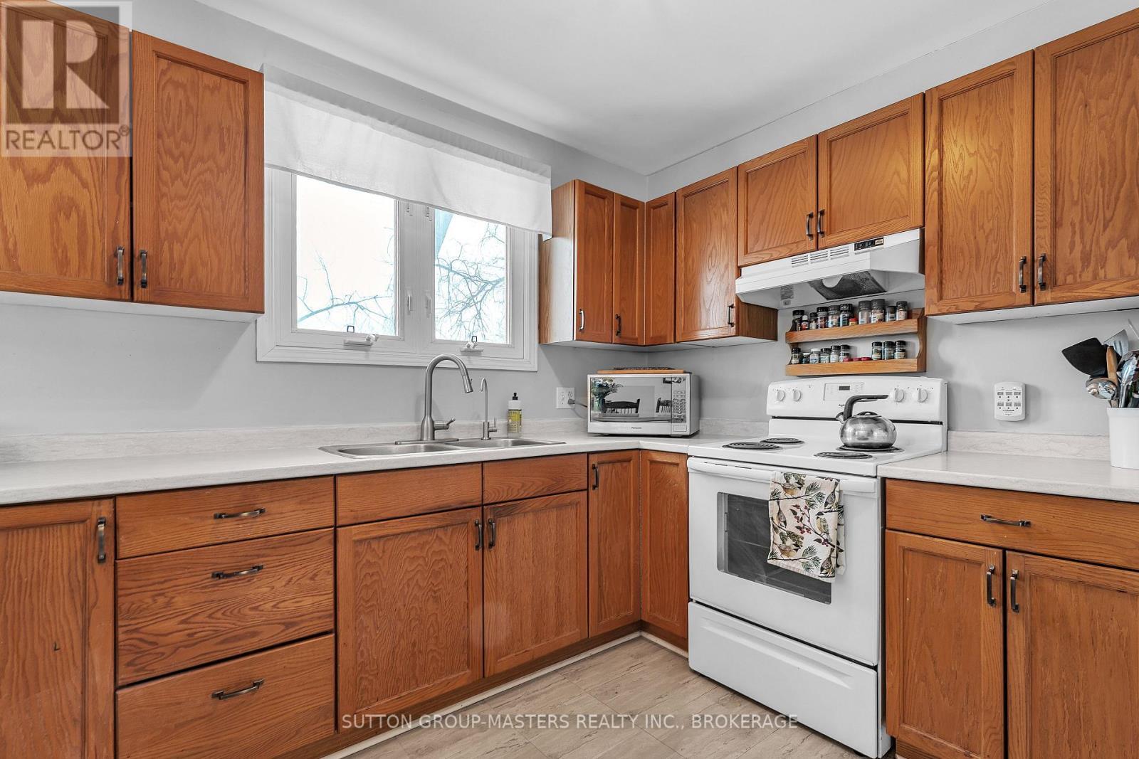 156 Pruyn Crescent, Loyalist (Bath), ON - Indoor Photo Showing Kitchen With Double Sink