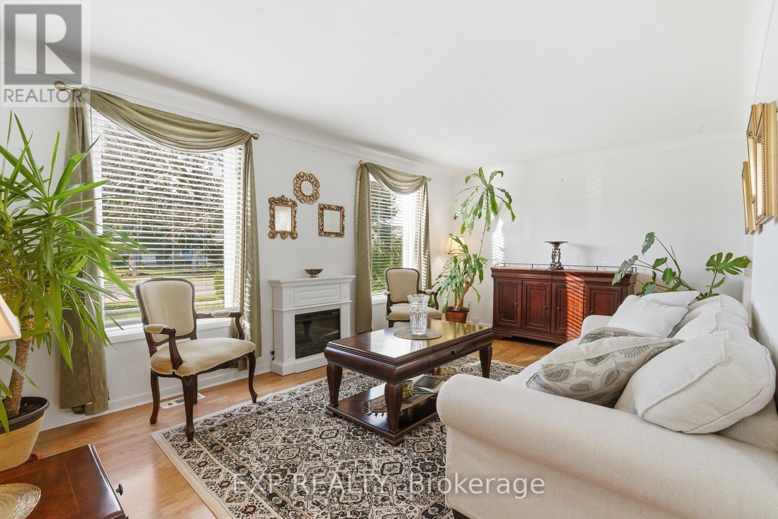 510 1/2 Niagara Street, St. Catharines (Vine/Linwell), ON - Indoor Photo Showing Living Room With Fireplace