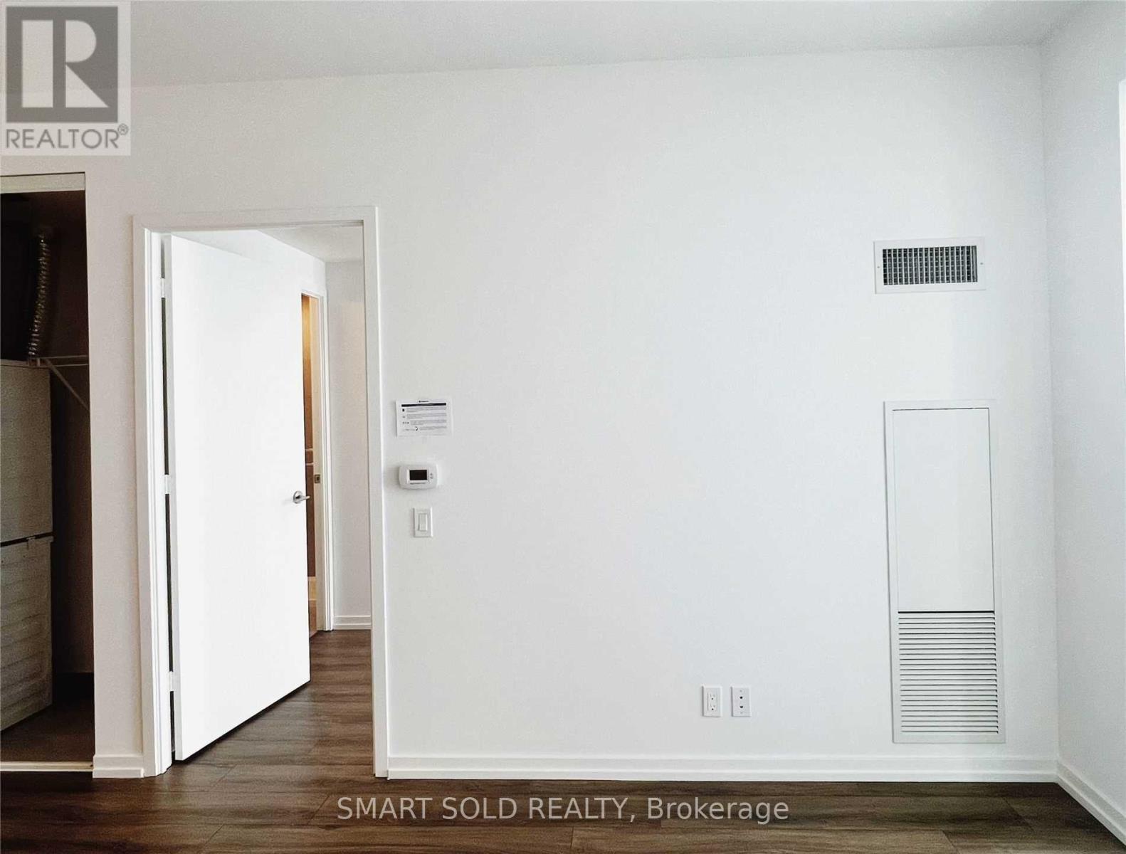 1807 - 1000 Portage Parkway, Vaughan, ON - Indoor Photo Showing Other Room